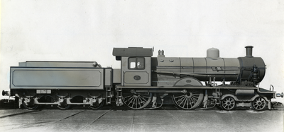 808474 Afbeelding van de fabrieksnieuwe stoomlocomotief nr. 523 (serie 501-535) van de H.S.M.N.B. Dit locomotieftype is ...